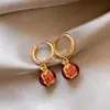 Novidade Outono e Inverno Gancho de Orelha Dourado Vermelho Romã com Micro Embelezamentos para Mulheres, Brincos de Luxo Acessível Retrô, Argolas de Orelha, Temperamento, Joia de Orelha do Ano Zodiacal
