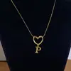 Collar de Acero de Titanio con Colgante de Corazón de Gama Alta y 26 Letras Inglesas para Mujer, Cadena para Clavícula con Apellido, Nicho de Lujo Ligero, Celebridad de Internet para Mejor Amiga