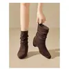 Botas de tornozelo femininas estilosas com palmilhas ocultas para aumento de altura, nova coleção outono/inverno 2026, apresentando material de camurça, bico quadrado, salto baixo e detalhes de fivela
