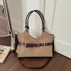 Bolsa de ombro com fivela de cinto estilo coreano minimalista para mulheres, outono retrô de alta qualidade versátil para o dia a dia, bolsa de ombro cruzada sob o braço