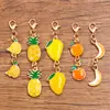 Varios accesorios de joyería personalizados de aleación transfronterizos europeos y americanos con dijes de frutas, llaveros de doble plátano, sandía y fresa