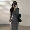 Vestido gris de manga larga estilo francés para mujer, nueva colección principios de otoño 2026, diseñado para figuras petite con cintura ceñida