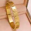 Conjunto de quatro peças de pulseira de aço titânio, gravação floral, brincos de trevo de quatro folhas com diamantes completos, joias femininas empilháveis de luxo leve, atacado de fábrica