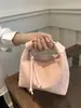 Bolso pequeño portátil de alta gama estilo extranjero para mujer 2024 nuevo bolso de verano para ir al trabajo bolso de hombro cruzado bolso tipo empanada