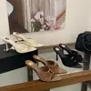 Zapatos de Moda Abiertos de Verano 2026 para Mujer, Elegantes Sandalias de Satén con Punta Fina, Estilo Europeo y Americano, Tacones Altos con Hebilla Metálica