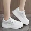 37617 Zapatos de Malla con Suela Gruesa para Aumentar la Altura para Mujer, Superficie de Malla Transpirable, Nuevos Zapatos Deportivos Blancos Versátiles de Verano 2026