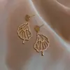 Pendientes de aguja plateada estilo coreano con incrustaciones de diamantes y diseño de hoja hueca geométrica exquisita, pendientes versátiles de moda nicho para mujer