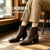 Botas Chelsea Femininas de Couro Macio Estilo Retrô com Salto Bloco 2026 Outono/Inverno Novas Versáteis Bico Quadrado Salto Médio Moda Mãe Casual Botas Martin