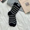 Meias com Etiqueta de Tecido Listrada para Mulheres, Meias de Cano Médio, Algodão Puro Tendência para Primavera e Outono, Estilo Japonês Color-Blocking Série Miu, Meias Largas de Inverno