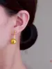 Pendientes de Bola de Metal Estilo Frío Sense Avanzado Pendientes de Personalidad de Tendencia INS Pendientes de Sentido de Diseño de Nicho Dos Pendientes