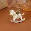 Diseño Original Broche de Caballo Zodiacal Estéreo de Cristal Broche de Caballo de Troya Bañado en Oro Real Micro-Pavimentado con Circonita Accesorios para Ramillete