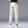 Jeans beige de corte alto de alta gama para hombre de Hong Kong, pantalones ajustados skinny ajustados elásticos de moda, nuevo estilo de primavera y otoño