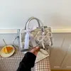 Bolsa quadrada pequena de linha de bordado de mão feminina 2026 verão nova elegante bolsa de ombro único toque de alta qualidade bolsa transversal bolsa para o dia a dia versátil