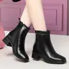 Botas de tornozelo de couro macio com bico quadrado para mulheres, pretas, salto grosso, modernas, versáteis, sola macia, zíper traseiro, sapatos para mães de meia-idade, botas de moda