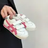 24 Novos Modelos de Primavera e Verão de Sapatos Infantis Forrest Gump, Sapatos de Bebê de Couro Genuíno com Solado Macio, Tênis Esportivos Versáteis para Meninos e Meninas, Tênis