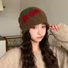 Gorro de punto retro para mujer con borde enrollado y cerezas, de gran circunferencia para la cabeza, perfecto para otoño e invierno, protege los oídos, cálido y estiliza el rostro