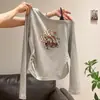 Top de manga larga con diseño estampado de dibujos animados de anime de nicho nuevo para primavera y otoño, de hombro oblicuo, hombros descubiertos, cintura plisada para mujer