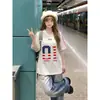 Top com Gola V Bordado de Patch de Bandeira Estilo Americano Garota Picante para Mulheres, Camiseta Esportiva Oversized Estilo College de Manga Curta para o Verão
