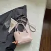 Bolsa de mão pequena super popular para mulheres, novo modelo de verão 2026, luxo leve e sensação de alta qualidade, bolsa de ombro tipo balde para o dia a dia