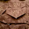 Sobre de terciopelo multicolor con diseño de hojas y estampado dorado, sobre para invitaciones de boda y festividades con logo