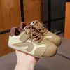 Zapatos deportivos casuales de moda para niños de dos tonos con suela plana para otoño de 2026, adecuados para niños mayores y para correr