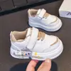 Nuevos Zapatos Infantiles para Niñas y Niños Primavera y Otoño 2026, Zapatos de Piel Blancos, Tenis de Moda Bajos de Dibujos Animados