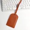 Etiquetas de equipaje de cuero de alta calidad y estilo. Disponible en varios colores. Etiquetas de equipaje de piel sintética con una tarjeta transparente de información de privacidad. Accesorios para equipaje