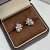 Brincos de Tarraxa Manta Branca Pérola Cor de Rosa e Diamante para Mulheres, Design de Nicho de Luxo Leve, Sensação de Alto Padrão, Gentis e Versáteis, Brincos Iluminadores