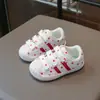 Zapatos infantiles colección otoño 2026: bonitos tenis de encaje y lunares para niñas, zapatos deportivos casuales anti-patada para estudiantes, estilo moderno