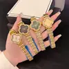 Nuevo Trébol de Cuatro Hojas Esfera Estrellada Full Diamante Moda Correa de Cuero para Mujer Reloj de Cuarzo de Tres Agujas Correa de Acero Reloj Venta al por Mayor