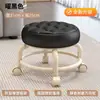 Banquinho com Rodízios Giratórios Silenciosos para Uso Doméstico, Banquinho Pequeno com Rodas para Crianças Aprendendo a Andar, Banquinho Móvel com Rodas para Limpeza de Costuras e Limpeza de Pisos, Banquinho Redondo Moderno