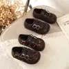 Zapatos de cuero para niñas estilo retro británico con velcro, nueva colección primavera/otoño 2026, suela suave, modernos, con patrones tallados y estampado de leopardo, zapatos de vestir versátiles