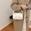 Bolso pequeño cuadrado moderno y versátil para mujer, nueva colección otoño 2026, con un diseño de alta calidad, elegante y chic con un lindo estampado de dibujos animados, adecuado para llevar al hombro o cruzado