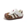 Zapatillas de entrenamiento alemanas para niñas, zapatillas de primavera y otoño con estampado de leopardo para niños, zapatos casuales lindos de suela blanda para niños y niñas, zapatos versátiles de estilo coreano