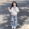 Conjunto de Pantalones Lindos de Dibujos Animados y Camisa Polo Rayada de Retazos Limpia y Relajada para Niños Medianos y Grandes Sudadera Falsa de Dos Piezas Moderna
