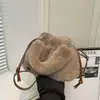 Bolsa tote tipo balde fofa transfronteiriça para mulheres, nova coleção outono/inverno 2026, bolsa crossbody peluda fofa, bolsa de pelúcia versátil