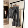 Um Conjunto Completo de Inverno com um Toque de Luxo: Conjunto de Suéter de Tricô Cinza Estilo Chanel com Ajuste na Cintura e Calça Flare para Mulheres