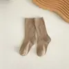 Meias infantis de cor sólida até o meio da panturrilha, meias de primavera e outono com costura dupla empilhadas, meias de algodão para meninos e meninas, meias longas versáteis estilo coreano na cor café