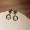 Pendientes antiguos metálicos estilo Hong Kong vintage para mujer, de perlas de alta gama, con un elegante diseño francés.