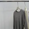 Camiseta elegante, suave y cómoda de algodón con cuello redondo y manga larga para mujer, con corte relajado, diseño versátil y color liso, perfecta como prenda básica para superponer.
