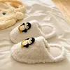Pantufas de Algodão Fofas de Desenho Animado de Pinguim para Mulheres, Novas Pantufas Peludas Versáteis Confortáveis para Outono e Inverno 2026
