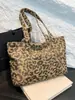 Bolso de mano de gran capacidad con diseño de nicho estampado de leopardo para mujer, nuevo bolso de hombro otoño e invierno 2024, bolso tote coreano de dibujos animados