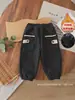 Pantalones de cuadros gruesos forrados de forro polar para niños, estilo nuevo de otoño e invierno, pantalones cálidos de algodón para niños, pantalones tipo harén con puños para bebé, pantalones largos de exterior