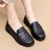 Sapatos casuais populares de couro macio com sola grossa, sapatos baixos versáteis para mães de meia-idade, novos sapatos femininos confortáveis para o outono de 2026