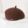 Boina tejida para mujer, nuevo sombrero de lana de otoño e invierno, moderno y versátil, hace que la cara se vea más pequeña, sombrero de color liso con decoración de perlas