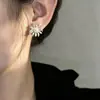 Brincos de pérola com flor de margarida vazada, atmosfera fresca e suave para mulheres, brincos de pétalas de fogos de artifício deslumbrantes e versáteis