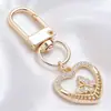 Lujo Ligero Chapado en Oro Full Diamante Charm Hebilla en Forma de D Colgante Hueco en Forma de Corazón Accesorios para Bolsos Llaves Fábrica Stock Mayorista