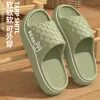 Pantuflas de mujer modernas y cómodas con un tacto súper suave, aptas para usar en exteriores, sandalias caseras antideslizantes, pantuflas ligeras y suaves con una sensación de "caminar sobre excrementos"