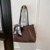 Bolsa de Ombro Textura Fosca Grande Capacidade Lenço de Seda Camurça Nova Coleção Outono/Inverno 2025 Bolsa Tote para Trabalho e Dia a Dia
