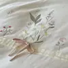 Conjunto de cama de quatro peças em estilo francês, sutilmente luxuoso, bordado, para outono/inverno, 50 fios, fio duplo, 100% algodão, tecido escovado, com estética relaxada e casual.